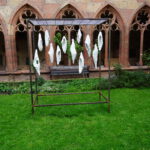 "Kokons", 2023, "Paradiesgarten", Ausstellung im Kreuzgarten der Augustinerkirche in Landau